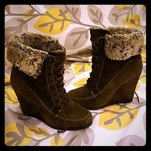 Boutique 9 wedge boots w/faux fur trim 6.5/7
